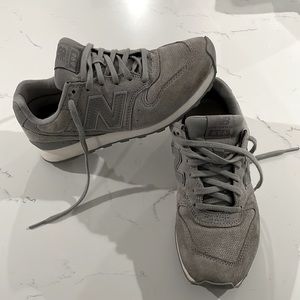 New Balance| 696 Gray Women’s Classic Sneaker